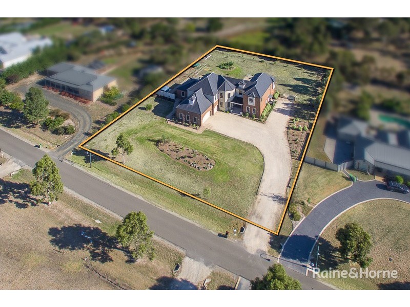 52 Highgrove Drive, Sunbury VIC 3429