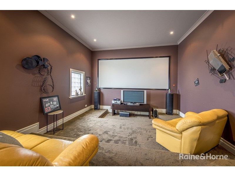 52 Highgrove Drive, Sunbury VIC 3429