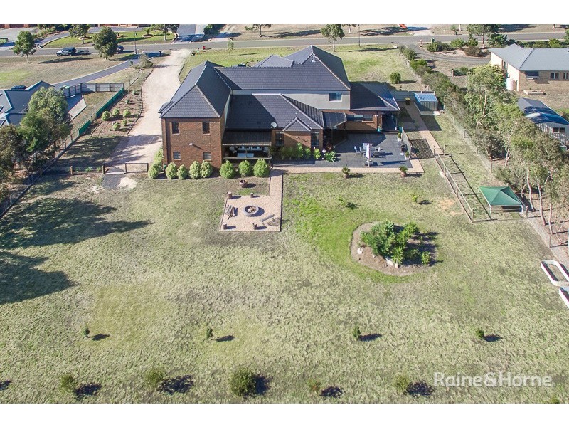 52 Highgrove Drive, Sunbury VIC 3429