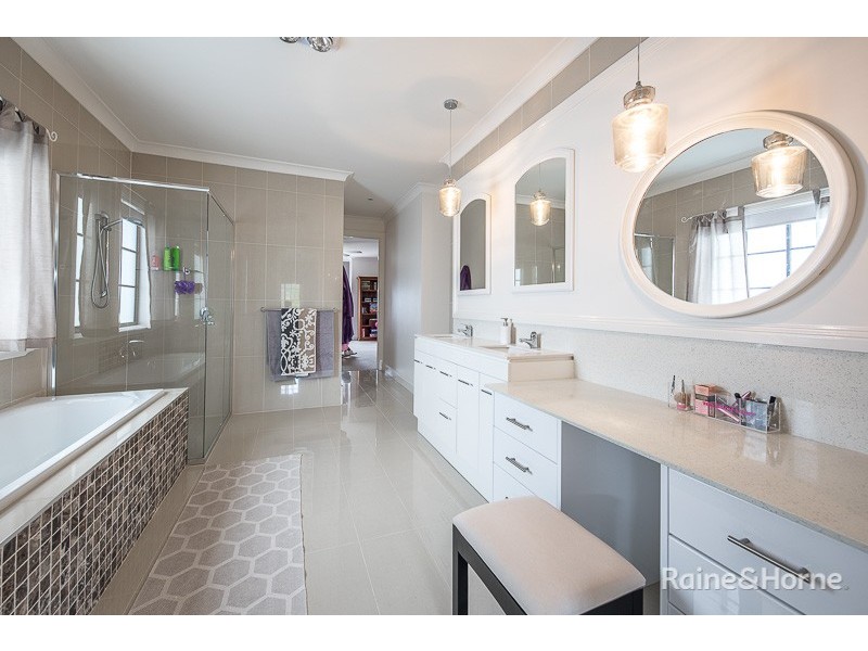 52 Highgrove Drive, Sunbury VIC 3429
