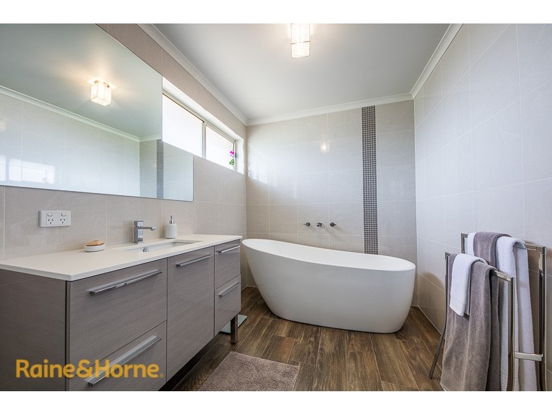 30 Woodstock Close, Sunbury VIC 3429