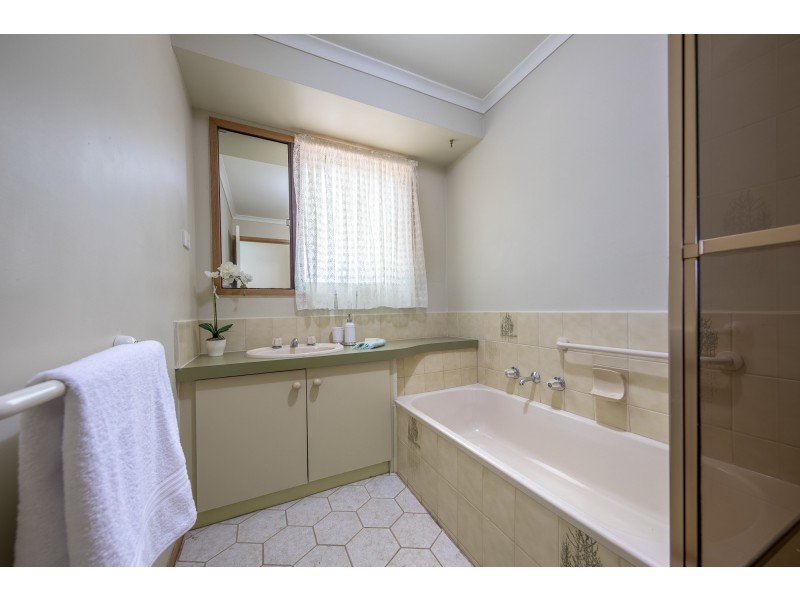 6 Arran Court, Sunbury VIC 3429
