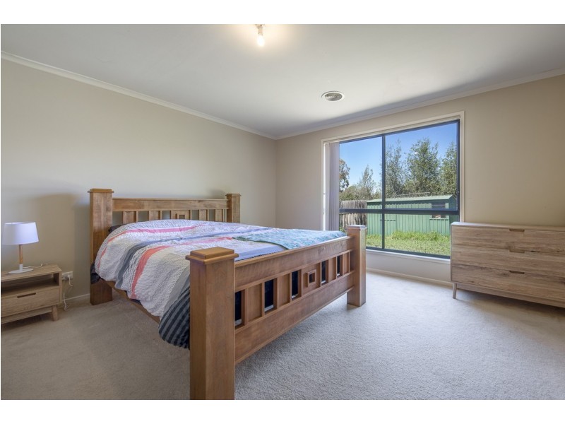 12 Canterbury Avenue, Sunbury VIC 3429
