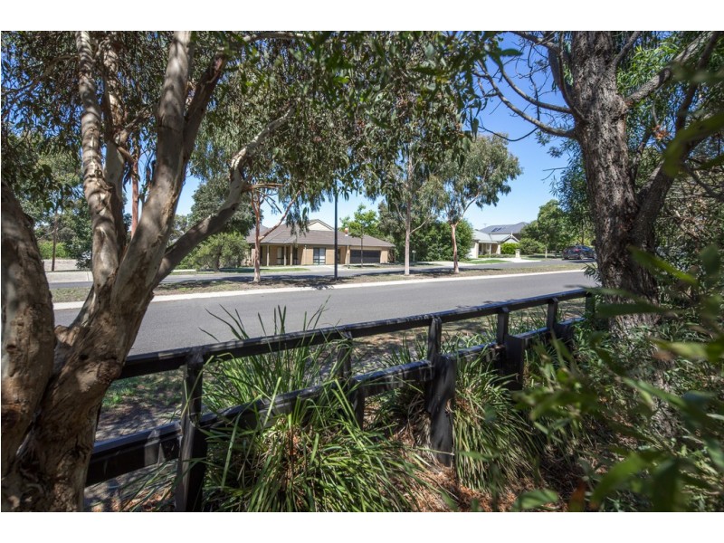 12 Canterbury Avenue, Sunbury VIC 3429