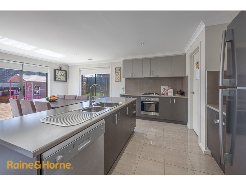 4/15 Marl Close, Sunbury VIC 3429