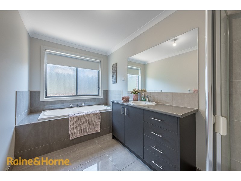 4/15 Marl Close, Sunbury VIC 3429