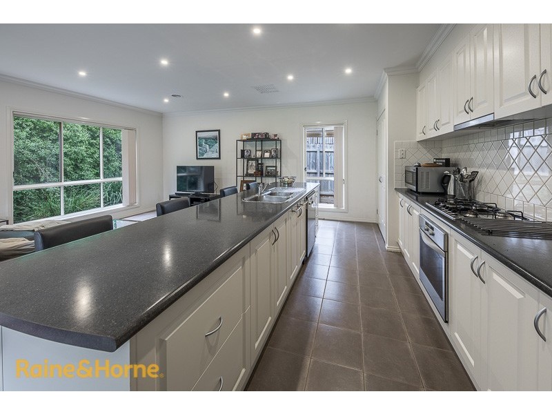 10 HOYA PLACE, Sunbury VIC 3429