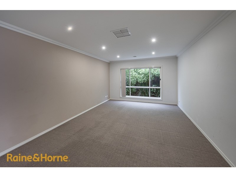 10 HOYA PLACE, Sunbury VIC 3429