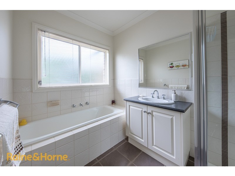 10 HOYA PLACE, Sunbury VIC 3429