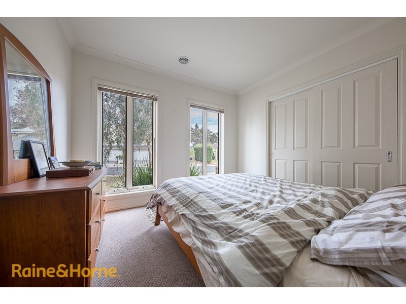 10 HOYA PLACE, Sunbury VIC 3429