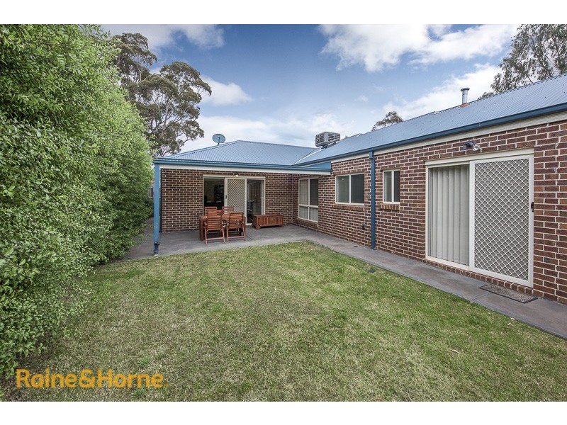 10 HOYA PLACE, Sunbury VIC 3429