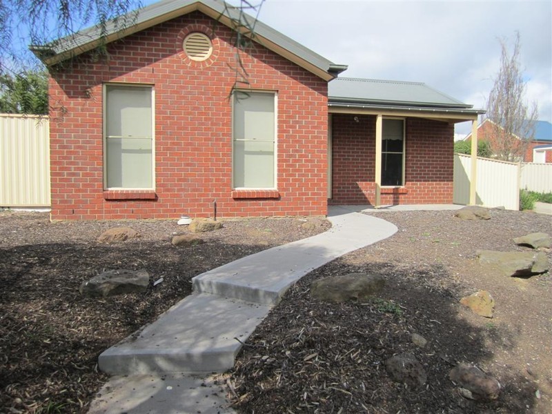 8 HILLTOP COURT, Sunbury VIC 3429