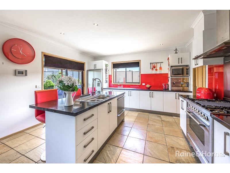 12 Stratford Close, Sunbury VIC 3429