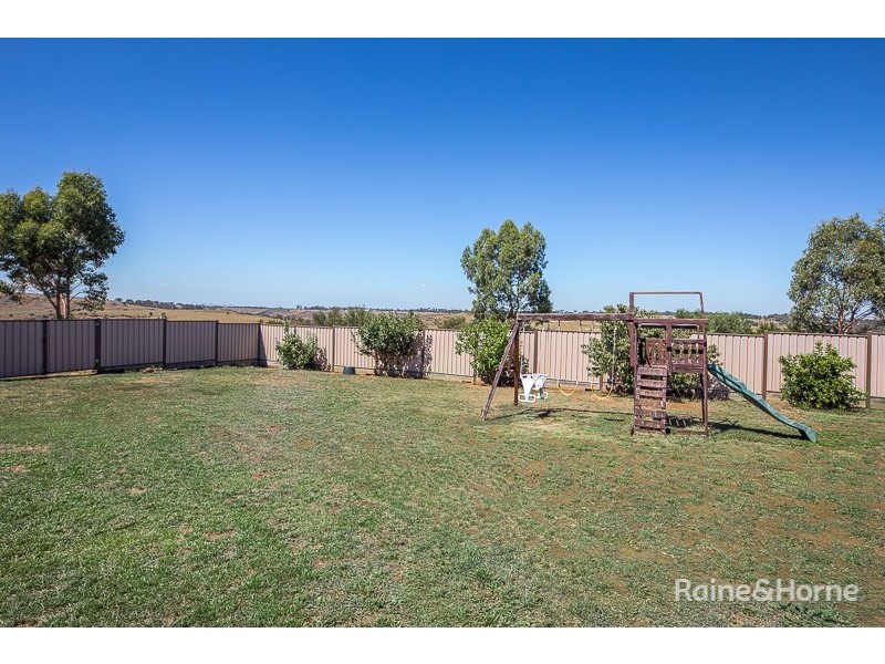12 Stratford Close, Sunbury VIC 3429
