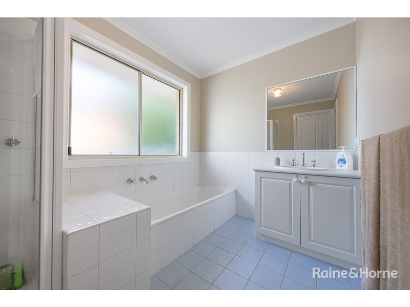 28 Backhaus Avenue, Sunbury VIC 3429