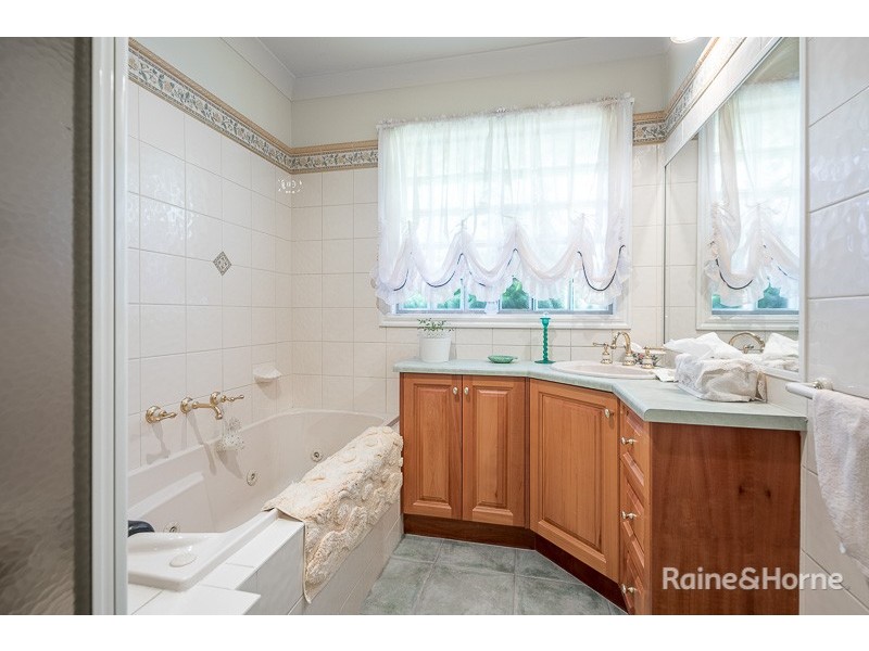 13 The Heights, Sunbury VIC 3429