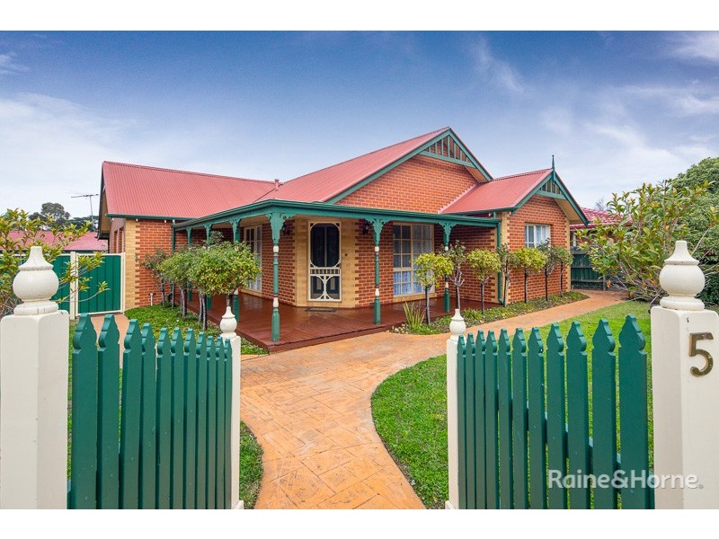 5 Strathearn Dr, Sunbury VIC 3429