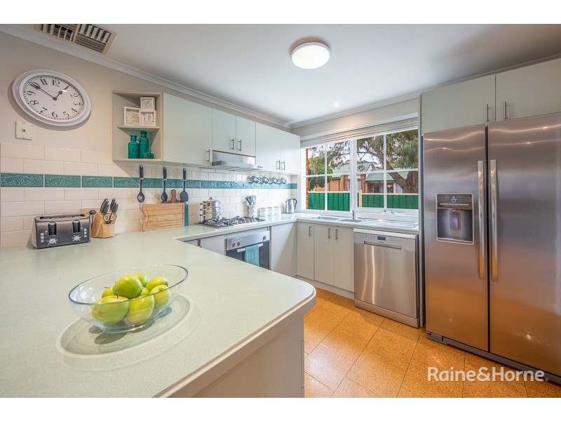 5 Strathearn Dr, Sunbury VIC 3429