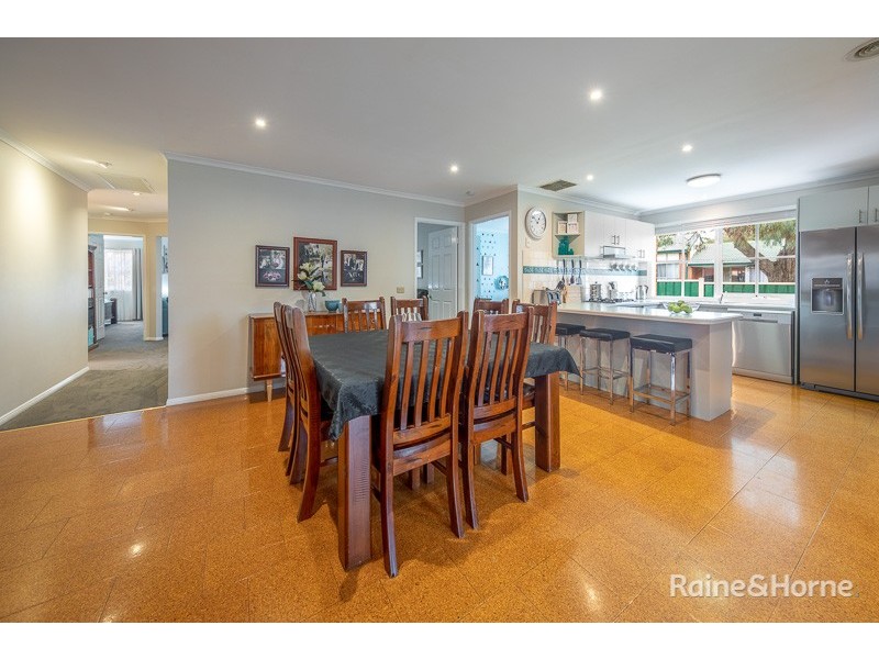 5 Strathearn Dr, Sunbury VIC 3429