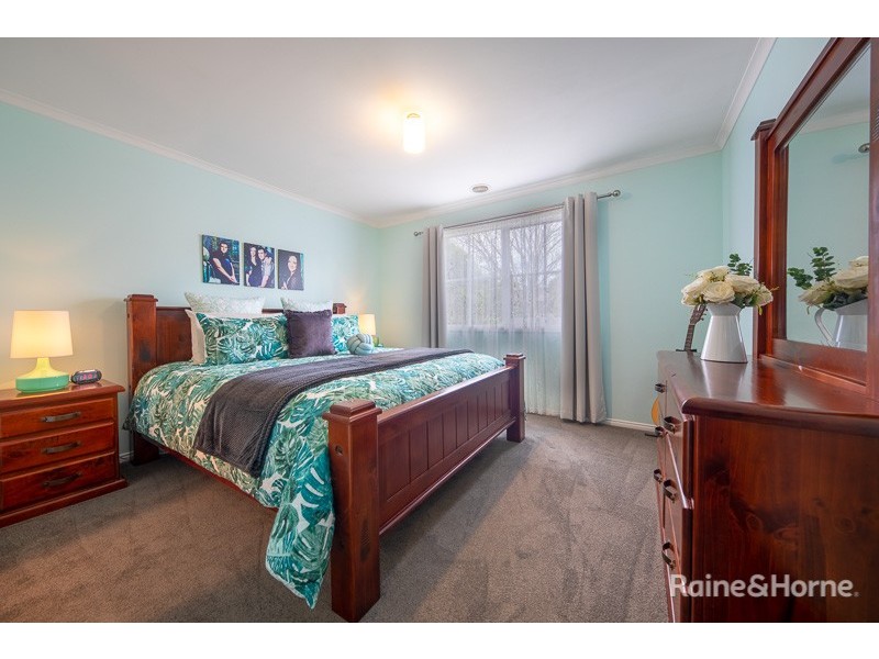 5 Strathearn Dr, Sunbury VIC 3429