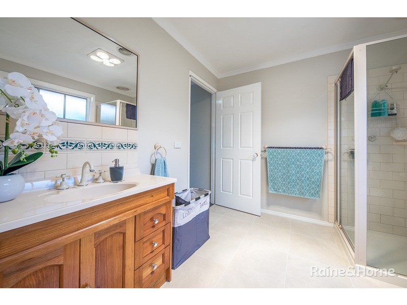 5 Strathearn Dr, Sunbury VIC 3429