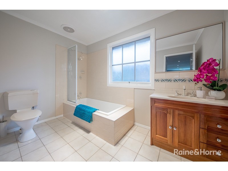 5 Strathearn Dr, Sunbury VIC 3429