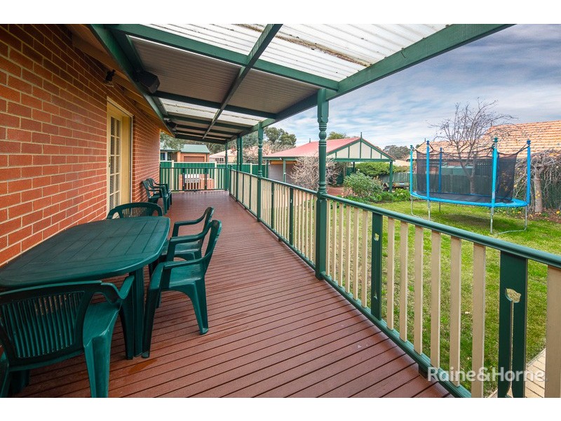 5 Strathearn Dr, Sunbury VIC 3429