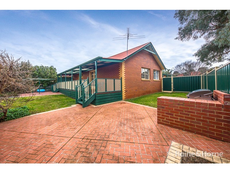5 Strathearn Dr, Sunbury VIC 3429