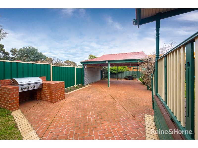 5 Strathearn Dr, Sunbury VIC 3429