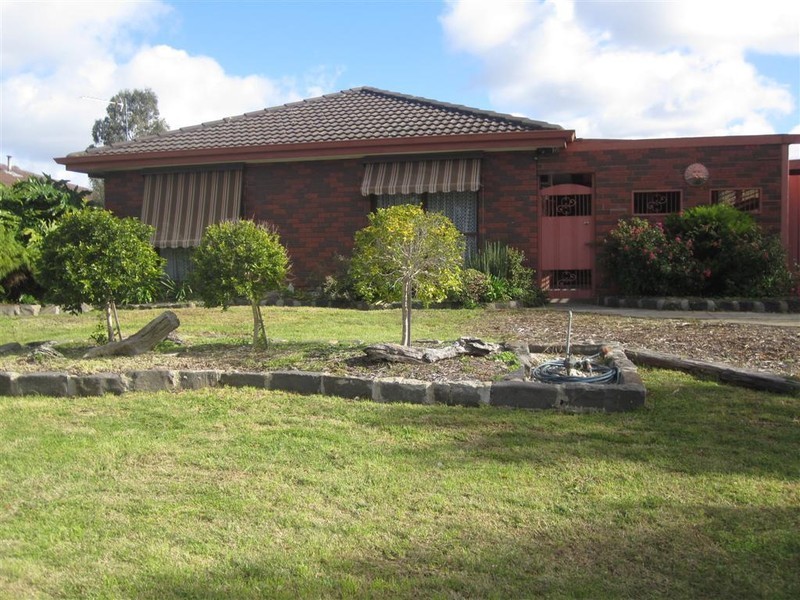 16 GLENEAGLES DRIVE, Sunbury VIC 3429