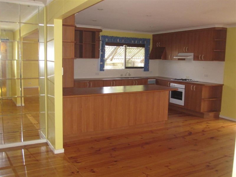 16 GLENEAGLES DRIVE, Sunbury VIC 3429