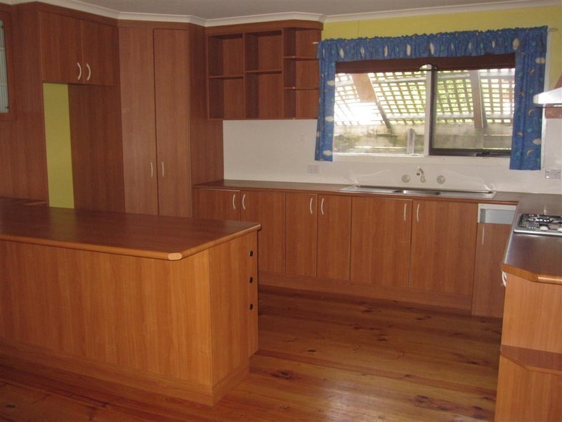 16 GLENEAGLES DRIVE, Sunbury VIC 3429