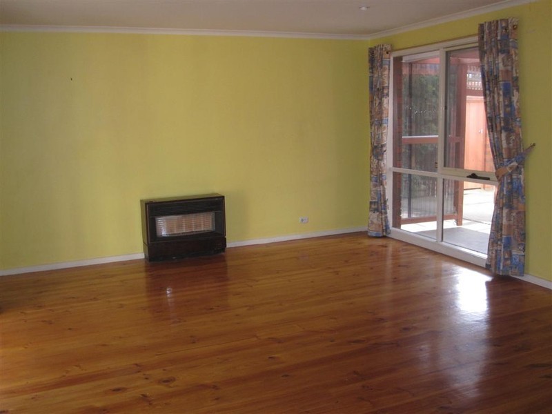 16 GLENEAGLES DRIVE, Sunbury VIC 3429