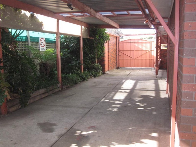 16 GLENEAGLES DRIVE, Sunbury VIC 3429