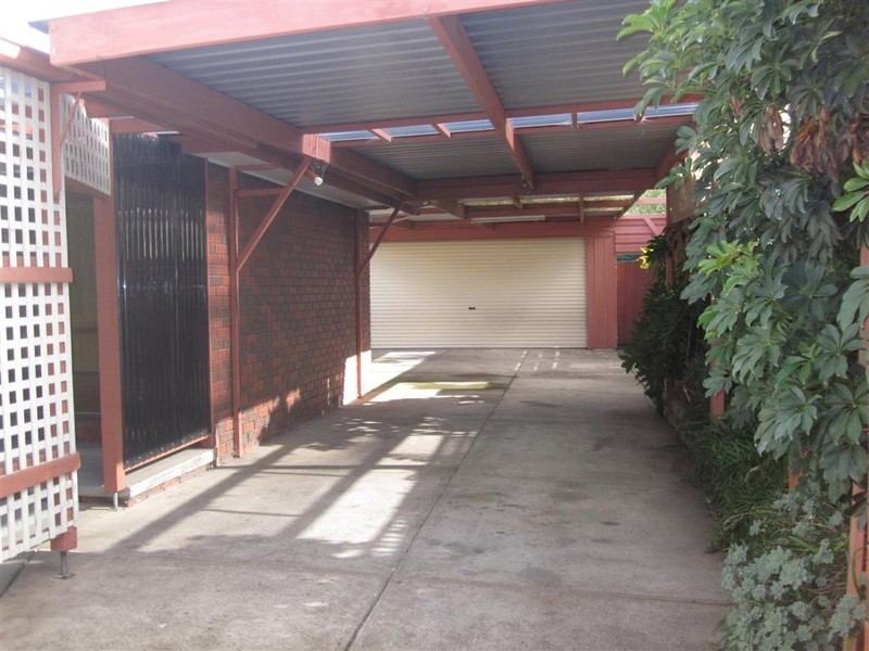 16 GLENEAGLES DRIVE, Sunbury VIC 3429