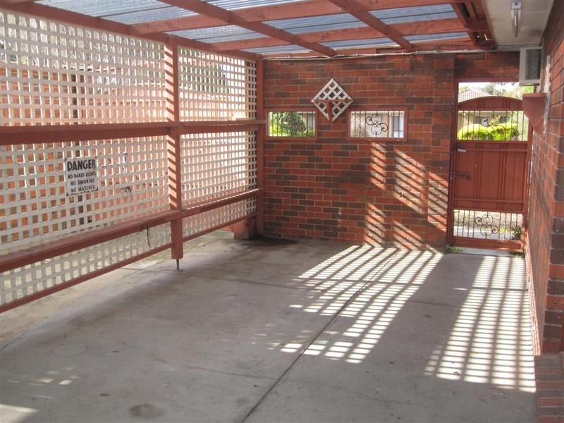 16 GLENEAGLES DRIVE, Sunbury VIC 3429