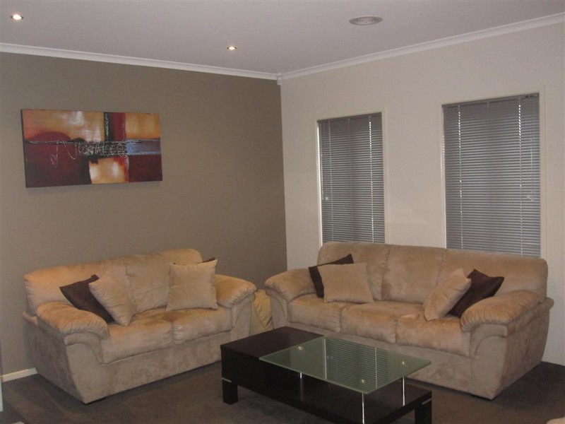 8  SWEEP COURT, Sunbury VIC 3429