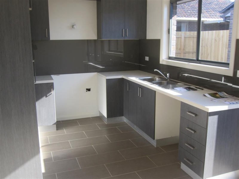 2/160 BIGGS STREET, St Albans VIC 3021