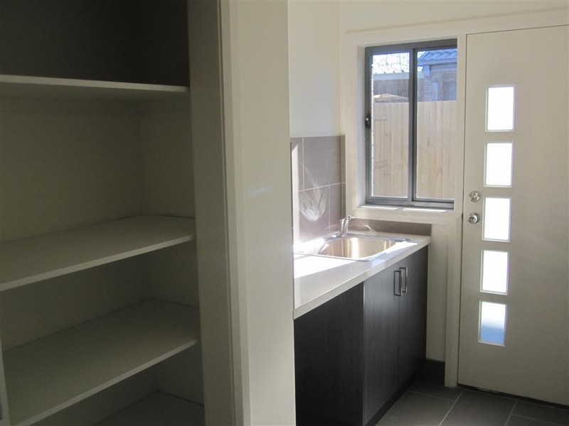 2/160 BIGGS STREET, St Albans VIC 3021