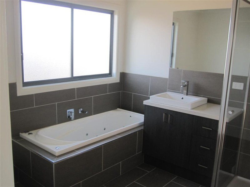 2/160 BIGGS STREET, St Albans VIC 3021