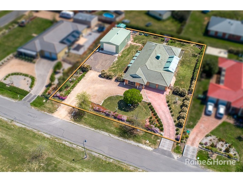 4 Berrydale Road, Sunbury VIC 3429