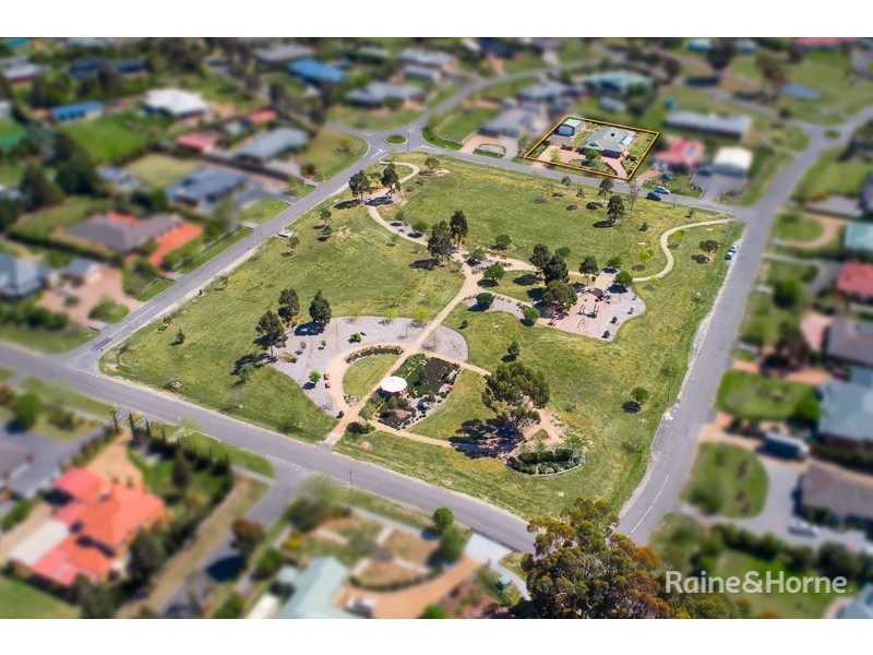 4 Berrydale Road, Sunbury VIC 3429