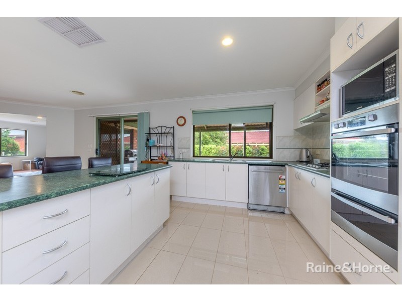 4 Berrydale Road, Sunbury VIC 3429