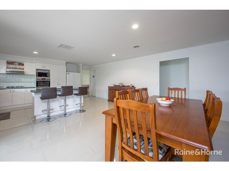 4 Berrydale Road, Sunbury VIC 3429