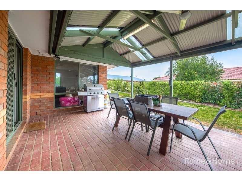 4 Berrydale Road, Sunbury VIC 3429