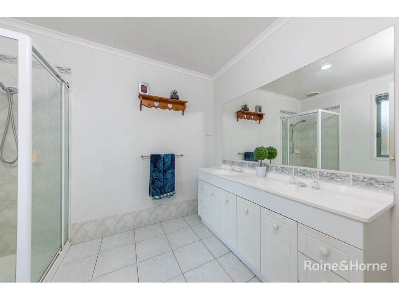4 Berrydale Road, Sunbury VIC 3429