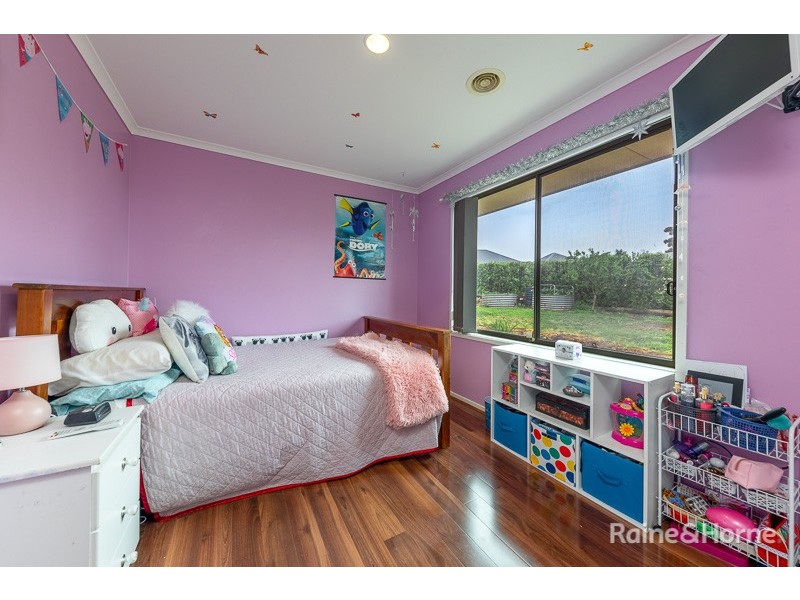 4 Berrydale Road, Sunbury VIC 3429