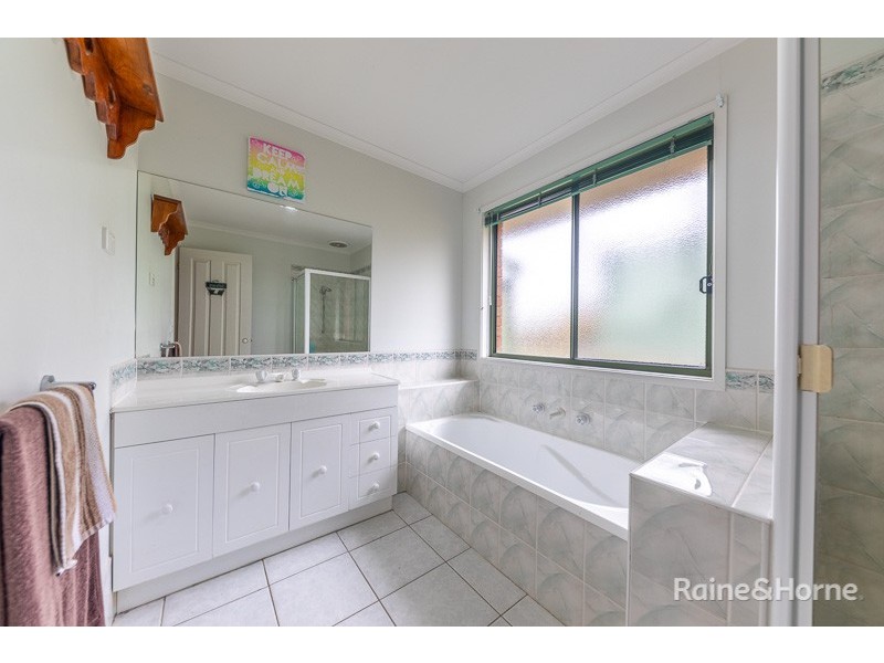 4 Berrydale Road, Sunbury VIC 3429