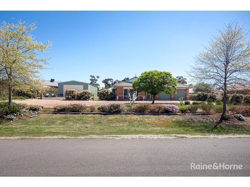 4 Berrydale Road, Sunbury VIC 3429