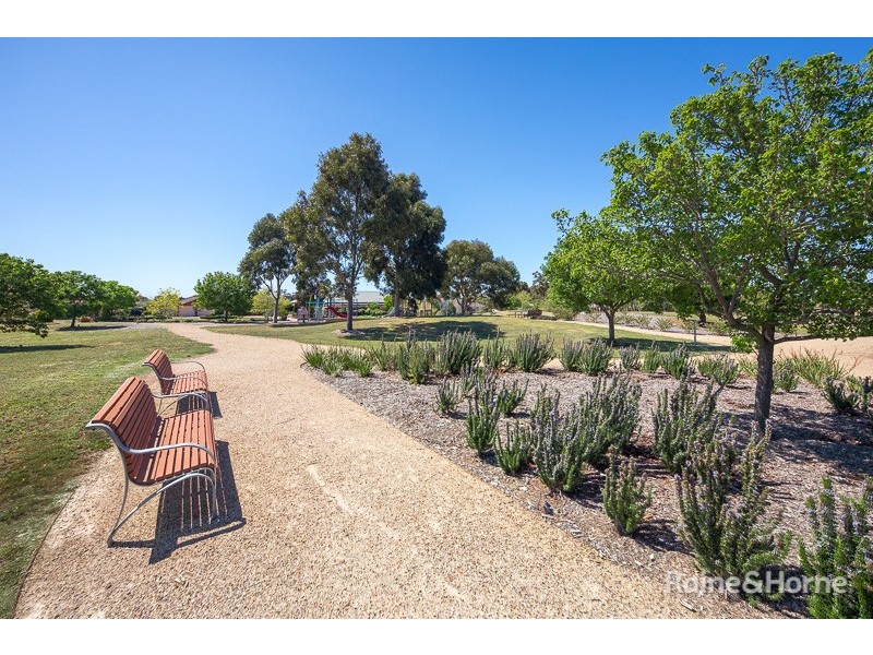 4 Berrydale Road, Sunbury VIC 3429